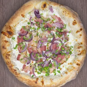 Bacon lilahagyma pizza