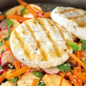 Cézár saláta grill camemberttel
